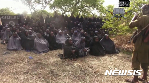 나이지리아의 기독교계 기숙여학교에서 지난 2014년 4월에 납치된 여학생들의 모습을 촬영한 보코하람의 동영상 화면. (출처: 뉴시스)