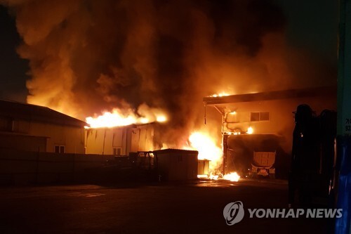 13일 오후 8시 10분께 경기도 고양시 일산동구의 한 인쇄공장에서 불이 나 공장 건물이 화염에 휩싸여 있다.  (출처: 연합뉴스)