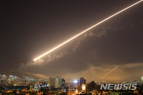 미국과 영국, 프랑스는 14일(현지시간) 새벽 시리아 화학무기 시설을 겨냥해 순항미사일을 발사했다. 사진은 미국 등 서방 3국이 쏘아올린 미사일이 다마스쿠스의 새벽 하늘을 밝히고 있다. (출처: 뉴시스)