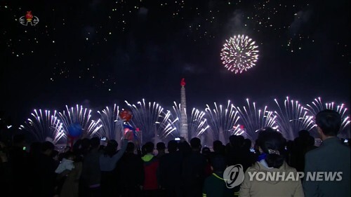 (서울=연합뉴스) 북한 조선중앙TV는 김일성 생일(태양절)인 15일 저녁 평양 대동강변에서 열린 '태양절 경축 축포 발사'를 생중계했다.