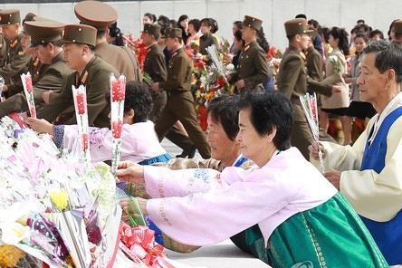 북한 김일성 주석 생일(태양절)인 15일 북한 주민들이 김일성 동상에 꽃을 전달했다고 조선중앙통신이 15일 보도했다. 2018.4.15 (출처: 연합뉴스)