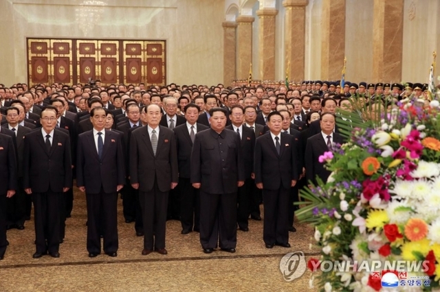 김일성 생일(태양절)인 15일 김정은 북한 국무위원장이 금수산태양궁전을 방문해 참배하고 있다. (출처: 연합뉴스)