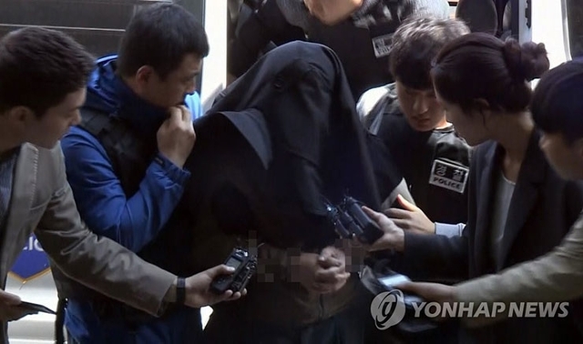 16일 서울 마포의 요양원에 흉기를 들고서 침입해 난동을 부리다 체포된 노숙인 신모(62) 씨가 마포경찰서로 압송되고 있다. (출처: 연합뉴스)