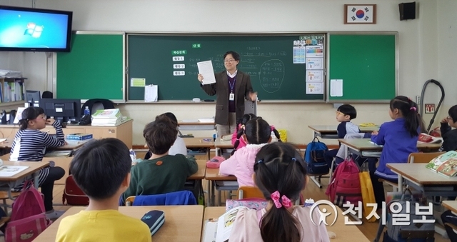 단국대학교의료원 환경보건센터 관계자가 17일 성환초등학교에서 환경관리의 중요성을 교육하고 있다. (제공: 단국대학교의료원 환경보건센터) ⓒ천지일보(뉴스천지) 2018.4.17