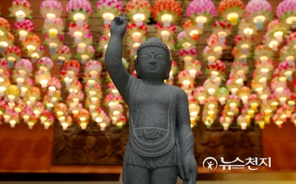 불교계가 부처님오신날(5월 25일)을 앞두고 15일부터 17일까지 열리는 연등회 준비로 분주하다. 봉축 기간에 조계종 한국불교역사문화기념관 1층 로비에 설치된 연등을 배경으로 석공예명장 남진세 석조각장의 작품 ‘탄생불’이 관람객들의 시선을 사로잡고 있다. ⓒ천지일보(뉴스천지)