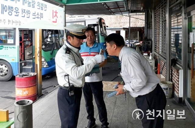 천안서북경찰서가 17일 삼안여객을 찾아 버스 안전점검과 운전자의 졸음 운전금지 등 안전운전을 당부했다. (제공: 천안서북경찰서) ⓒ천지일보(뉴스천지) 2018.4.17