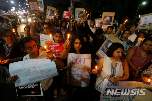 16일(현지시간) 인도 아메다바드에서 아동 성폭행에 항의하기 위해 시민들이 촛불시위를 열고 구호를 외치고 있다. (출처: 뉴시스)
