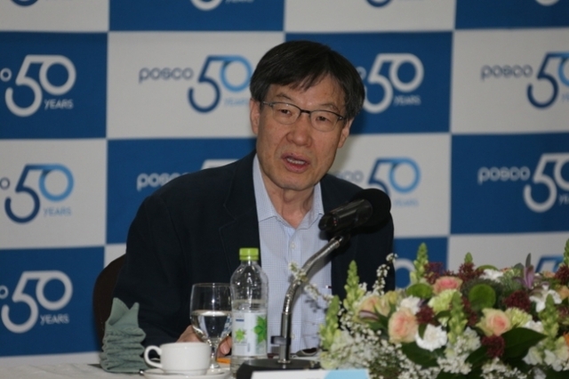 권오준 포스코 회장이 지난달 31일 ‘포스코 창립 50주년 기념 기자간담회’에서 발언하고 있다. (제공: 포스코)