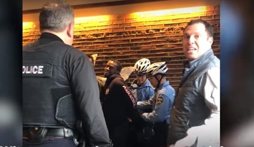 스타벅스 매장에서 흑인 고객을 체포하는 경찰관. (출처: 뉴시스)