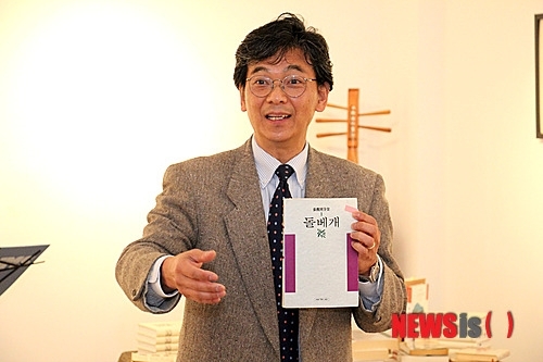 장준하선생의 저서 '돌베개'를 들고 있는 장호준 목사. (출처: 뉴시스)