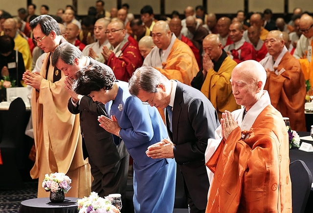 한국불교종단협의회가 17일 서울 강남구 그랜드 인터컨티넨탈호텔에서 ‘한반도 안정과 평화를 위한 기원법회’를 봉행했다. 문재인 대통령과 김정숙 여사, 조계종 총무원장 설정 스님을 비롯한 법회 참석자들이 예불을 드리고 있다. (출처: 청와대) 2018.4.17