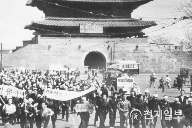 학생과 시민으로 이뤄진 시위대는 1960년 4월 19일 화요일 “부정선거 다시 하라” “독재 정권 물러가라”를 외치며 서울시내 곳곳을 누볐다. 사진은 당시 시위 모습. (제공: 4.19혁명기념도서관) ⓒ천지일보(뉴스천지) 2018.4.19