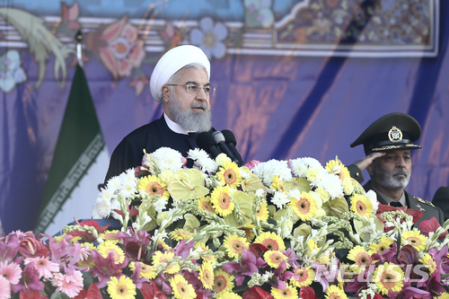 【테헤란=AP/뉴시스】하산 로하니 이란 대통령이 18일(현지시간) 국군의 날을 맞아 테헤란에서 열린 열병식에 참가하고 있다. 2018.04.18 (출처: 뉴시스)