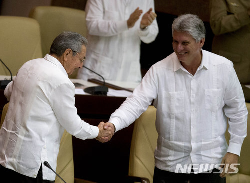 라울 카스트로(왼쪽) 쿠바 국가평의회 의장이 2014년 12월 20일 아바나에서 미겔 디아스카넬 수석 부의장과 악수하고 있다. 디아스카넬은 18일(현지시간) 새 국가평의회 의장으로 선출될 것으로 예상된다. (출처: 뉴시스)