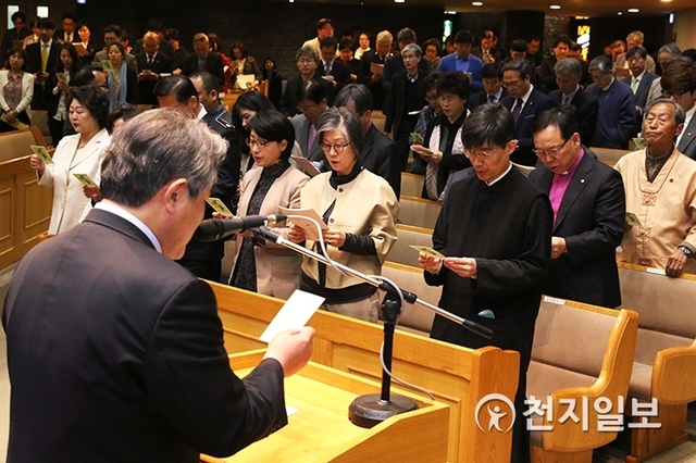 [천지일보=박준성 기자] 19일 정오 서울 종로5가 연동교회에서 한국기독교교회협의회(NCCK)가 ‘한반도 평화를 위한 연합기도회’를 열고 있다. NCCK는 오는 27일 열리는 남북정상회담의 성공적인 개최와 좋은 결과를 이끌어내 한반도 평화통일이 하루빨리 앞당겨지길 기원했다. ⓒ천지일보(뉴스천지) 2018.4.19