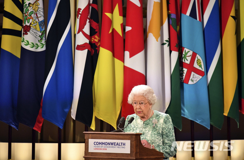 【런던=AP/뉴시스】 영국의 엘리자베스 2세 여왕이 19일 버킹엄궁에서 영연방 정부수장회의 개회 연설을 하고 있다. 영연방은 50개국이 넘는다. (출처: 뉴시스)