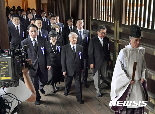 일본 의원 90여명이 지난해 종전기념일 때 야스쿠니신사를 참배하는 모습. (출처: 뉴시스)