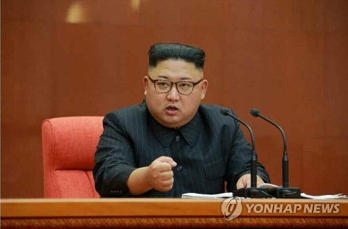 북한이 노동당 전원회의에서 풍계리 핵실험장 폐기 결정을 채택했다고 조선중앙통신이 21일 보도했다. 지난해 10월 당 전원회의에서 발언하는 김정은 모습. (출처: 연합뉴스)