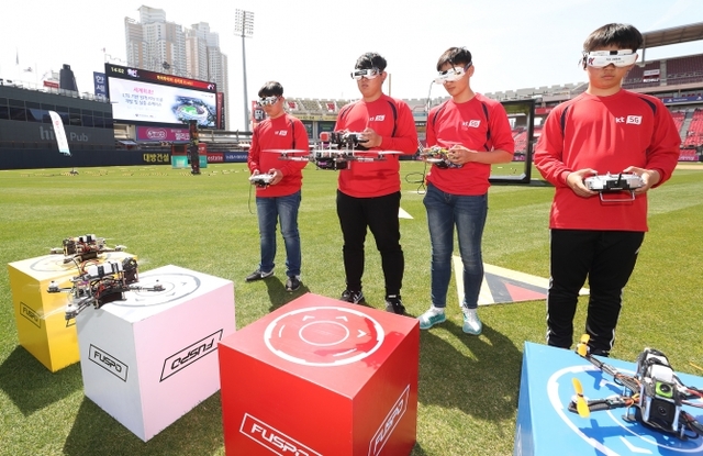 KT가 지난 21일 수원 KT 위즈파크에서 세계최초로 롱텀에볼루션(LTE) 모듈이 탑재된 레이싱 드론을 시연하고 ‘KT 5G 드론레이싱 리그’ 대회를 성황리에 개최했다고 22일 밝혔다. (제공: KT)
