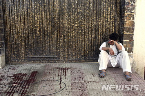 【카불=AP/뉴시스】22일(현지시간) 아프가니스탄 수도 카불의 유권자 등록소 앞에서 발생한 테러로 가족을 잃은 한 남성이 흐느끼고 있다. 2018.4.22.
