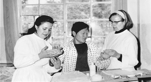 ‘푸른 눈의 소록도 천사’ 마가렛(왼쪽)와 마리안느(오른쪽) 수녀가 전남 고흥 국립소록도병원에서 환자를 돌보고 있다. (출처: 전남도청)