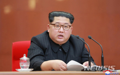 북한 김정은 조선노동당 위원장이 20일 평양에서 열린 당 중앙위원회 제7기 제3차 전원회의를 주재하며, 풍계리 핵실험장을 폐기하고 경제건설에 총력을 집중한다는 새로운 '전략적 노선'을 만장일치로 채택했다. (출처: 뉴시스)