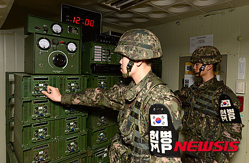북한의 4차 핵실험에 대응하기 위해 정부가 지난 해 8.25 합의 이후 중단했던 대북 확성기 방송을 재개하기로 한 8일 오후 경기 연천군 중부전선 대북확성기 방송실에서 육군 장병들이 방송 기계를 작동시키고 있다. (사진출처: 뉴시스)