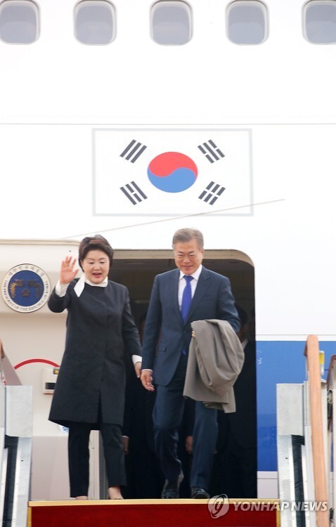 (성남=연합뉴스) 문재인 대통령과 김정숙 여사가 아랍에미리트 순방을 마치고 28일 서울공항에 도착하고 있다.