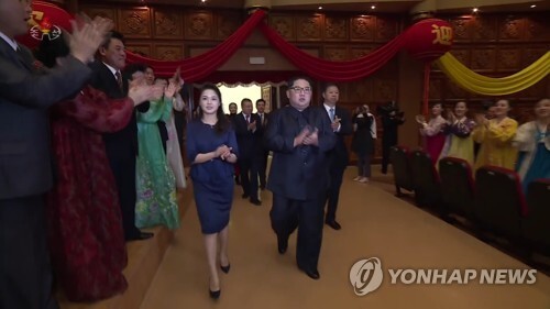 (서울=연합뉴스) 북한 조선중앙TV는 김정은 북한 노동당 위원장이 지난 16일 부인 리설주와 함께 중국예술단의 발레 공연을 관람한 영상을 17일 방영했다. 사진은 김 위원장 부부가 관객들의 박수를 받으며 공연장에 입장하는 모습.