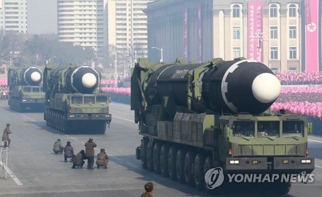 사진은 지난 2월 북한 ‘건군절’ 70주년 기념 열병식에서 이동식발사차량(TEL)에 실린 대륙간탄도미사일(ICBM)급 ‘화성-15’ (출처: 연합뉴스)