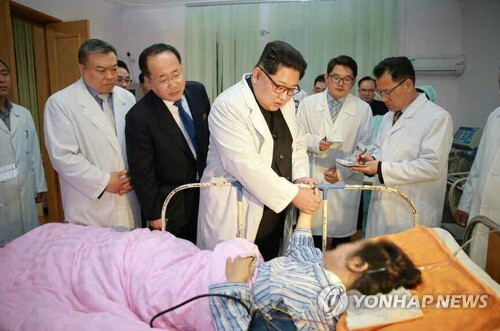 (서울=연합뉴스) 김정은 북한 국무위원장이 북한에서 발생한 중국인 관광객들의 교통사고와 관련, 병원을 찾아 부상자들의 치료 상황을 살펴봤다고 노동당 기관지 노동신문이 24일 보도했다.