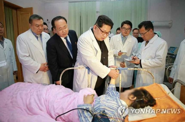 김정은 북한 국무위원장이 북한에서 발생한 중국인 관광객들의 교통사고와 관련, 병원을 찾아 부상자들의 치료 상황을 살펴봤다고 노동당 기관지 노동신문이 24일 보도했다. (출처: 연합뉴스)