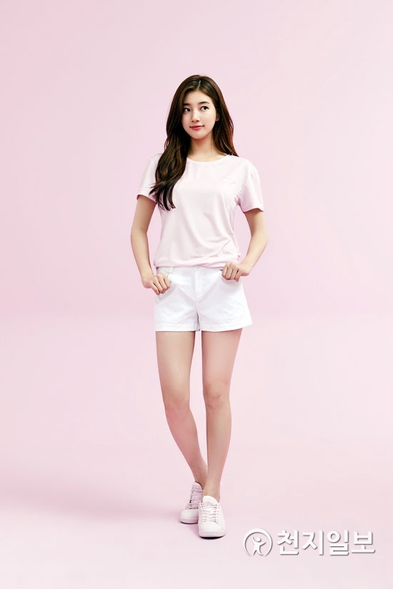 [천지일보=박완희 기자] 아웃도어 브랜드 K2가 24일 시원한 아이스 핑크 컬러의 냉감 티셔츠 ‘뮬리 롱 라운드티’를 출시했다고 밝혔다. 사진은 가수 겸 배우 수지가 뮬리 롱 라운드티를 입은 모습. (제공: K2) ⓒ천지일보(뉴스천지) 2018.4.24