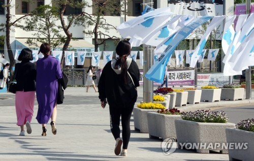 (광주=연합뉴스) 남북정상회담 개최를 이틀 앞둔 25일 오후 광주 동구 금남로 거리에 한반도기가 내걸려 있다.