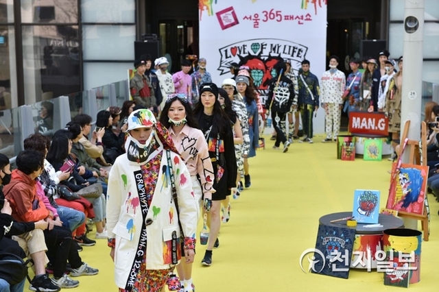 [천지일보=박완희 기자] 25일 서울로7017에서 열린 ‘서울365 패션쇼’에서 모델들이 워킹을 선보이고 있다. 이날 패션쇼는 ‘패션에 젊음을 얹다!’를 주제로 문화행사와 더불어 즐길 수 있도록 진행됐다. (제공: 커뮤니케이션즈온) ⓒ천지일보(뉴스천지) 2018.4.25