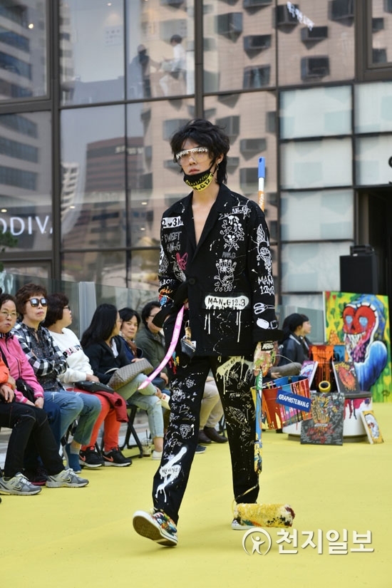[천지일보=박완희 기자] 25일 서울로7017에서 열린 ‘서울365 패션쇼’에서 모델이 워킹을 선보이고 있다. 이날 패션쇼는 ‘패션에 젊음을 얹다!’를 주제로 문화행사와 더불어 즐길 수 있도록 진행됐다. (제공: 커뮤니케이션즈온) ⓒ천지일보(뉴스천지) 2018.4.25