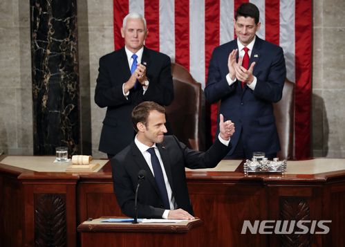 【워싱턴=AP/뉴시스】에마뉘엘 마크롱 프랑스 대통령이 25일(현지시간) 미국 국회의사당에서 연설을 마치고 엄지손가락을 들어보이고 있다. 뒤에는 마이크 펜스 미 부통령(왼쪽)과 폴 라이언 하원의장이 서 있다.