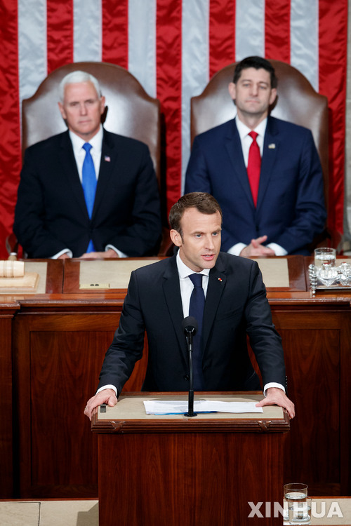 에마뉘엘 마크롱 프랑스 대통령이 25일(현지시간) 미국 국회의사당에서 연설을 마치고 엄지손가락을 들어보이고 있다. 뒤에는 마이크 펜스 미 부통령(왼쪽)과 폴 라이언 하원의장이 서 있다. (출처: 뉴시스)