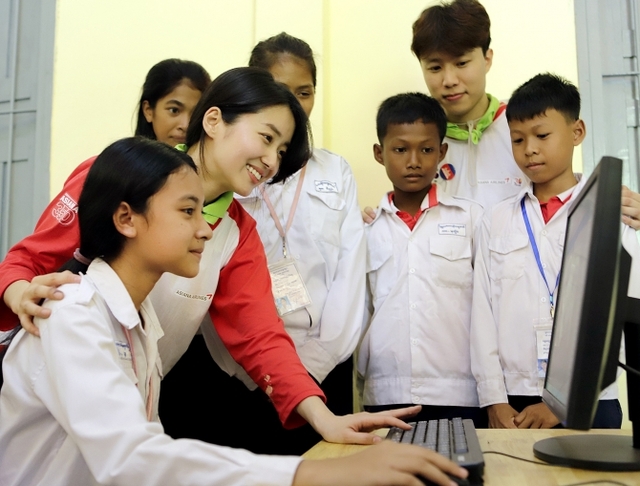 아시아나항공은 24일부터 26일까지 캄보디아 프놈펜에 위치한 축봐 중고등학교에서 아름다운 교실 사회공헌 활동을 실시했다. 아시아나항공 봉사단원이 축봐중고등학교에 구축한 컴퓨터교실에서 학생들과 실습을 하고 있다. (제공: 아시아나항공)
