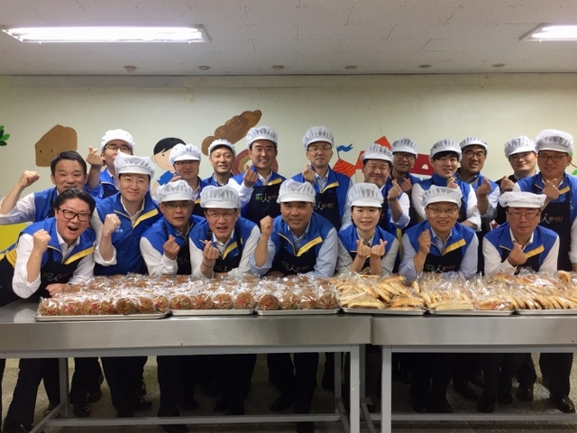 신한카드가 종로구 숭인동에 위치한 희망나눔 봉사센터에서 임원 20명이 ‘사랑의 빵만들기’ 봉사활동을 26일 실시한 후 기념사진을 촬영하고 있다. (제공: 신한카드)
