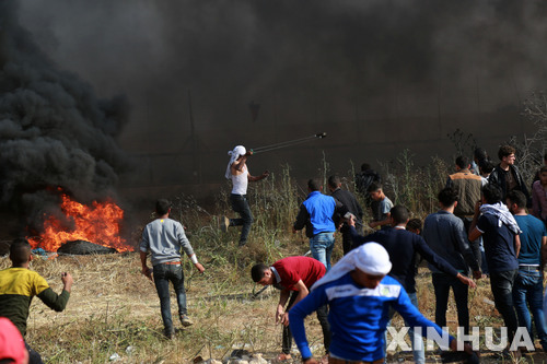 (Xinhua/뉴시스) 27일(현지시간) 팔레스타인 아이들이 가자지구에서 돌을 던지며 항의 시위를 하고 있다. 팔레스타인은 지난달 30일부터 가자지구에서 ‘위대한 귀환 행진’이라는 시위를 매주 금요일마다 진행한다. AFP통신 등 외신에 따르면 3월 말 이후 이스라엘군의 진압 과정에서 숨진 팔레스타인은 44명이고 부상자도 5천명 넘게 발생했다.