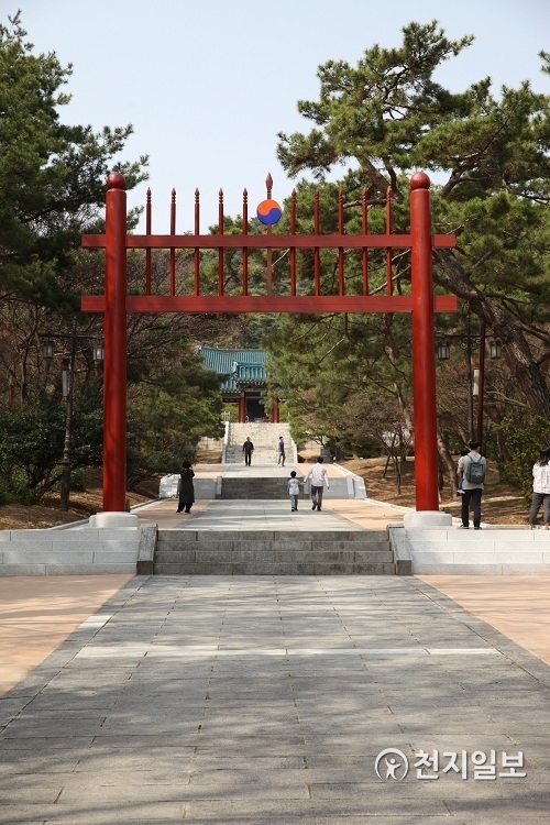 31일 충남 아산시 현충사 내 현충사에 오르기 전 통과하는 문인 홍살문. 보통 사당이나 궁전에 들어오는 길머리에 세우는 붉은 칠을 한 문인 홍살문은 사당의 경내를 표시하고 문을 통과한 뒤에는 경건성을 유지해야 하는 성역임을 알려준다. ⓒ천지일보(뉴스천지) 2018.3.31