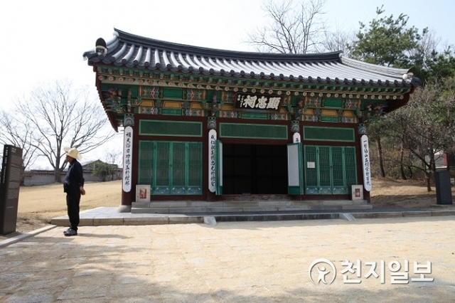 구(舊)현충사와 현판. 구(舊) 현충사 현판은 1707년 숙종 임금이 내린 현충사 현판이다. ⓒ천지일보(뉴스천지) 2018.3.31