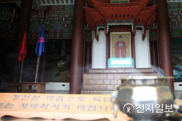 31일 충남 아산시 염치읍 백암리 방화산 기슭에 자리 잡은 현충사(顯忠祠) 사당(본전)에 충무공 이순신 장군의 영정이 보이는 가운데 방문객들이 피운 향이 피어오르고 있다. ⓒ천지일보(뉴스천지) 2018.3.31