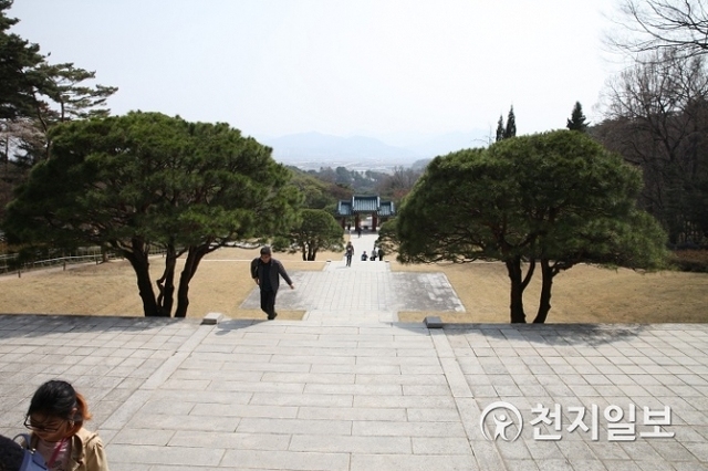 31일 충남 아산시 염치읍 백암리 방화산 기슭에 자리 잡은 현충사(顯忠祠) 사당(본전)에서 내려다 본 모습. ⓒ천지일보(뉴스천지) 2018.3.31