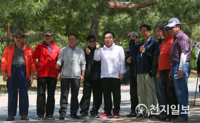 [천지일보 아산=박주환 기자] 6.13전국동시지방선거 자유한국당 이인제 충남도지사 후보가 28일 ‘충무공 이순신장군 탄신 473주년’을 맞아 충남 아산시 염치읍 현충사를 참배를 마친 후 시민들과 기념촬영을 하고 있다. ⓒ천지일보(뉴스천지) 2018.4.28