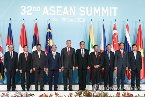 아세안 정상회의에 참석한 10개 회원국 지도자들. (출처: 연합뉴스)