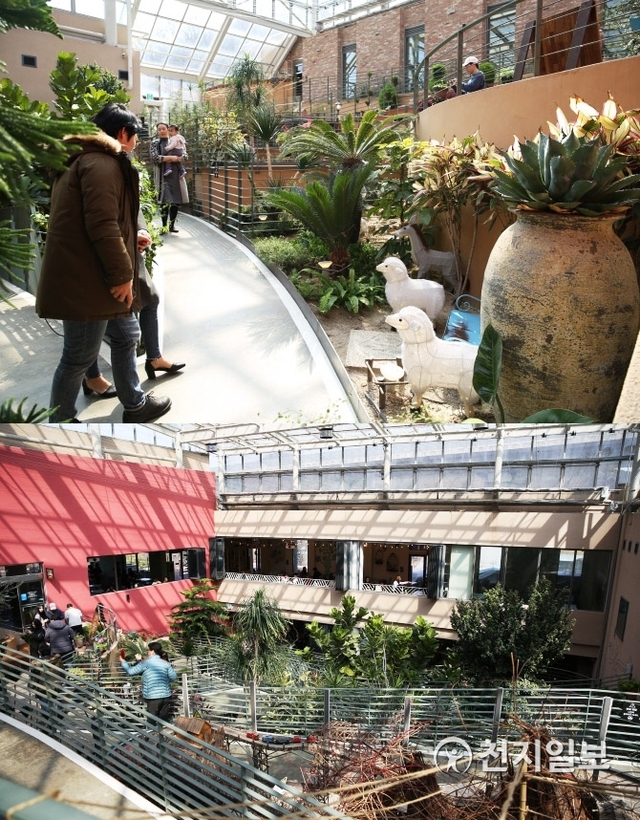 지그재그로 구성된 걷는 정원을 따라 걸으면 동화 속 주인공이 된 듯 하다. ⓒ천지일보(뉴스천지) 2018.4.30