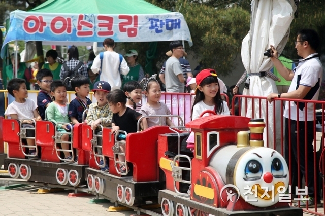 지난해 5월 열린 의왕철도축제에서 어린이들이 꼬마열차를 타고 있다. (제공: 의왕시) ⓒ천지일보(뉴스천지) 2018.4.30