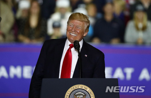 도널드 트럼프 미국 대통령이 28일(현지시간) 미 미시간주 워싱턴에서 열린 중간선거 지원 유세장에서 연설을 하면서 환하게 웃고 있다. 이날 청중들은 트럼프 대통령이 북한에 대해 발언하자, 